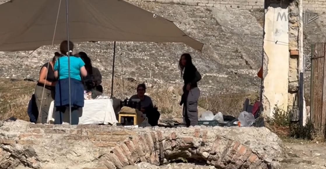  Durrës, gërmime në amfiteatrin antik / Arkeologët: Synojmë zbulimin e gjurmëve historike (VIDEO)