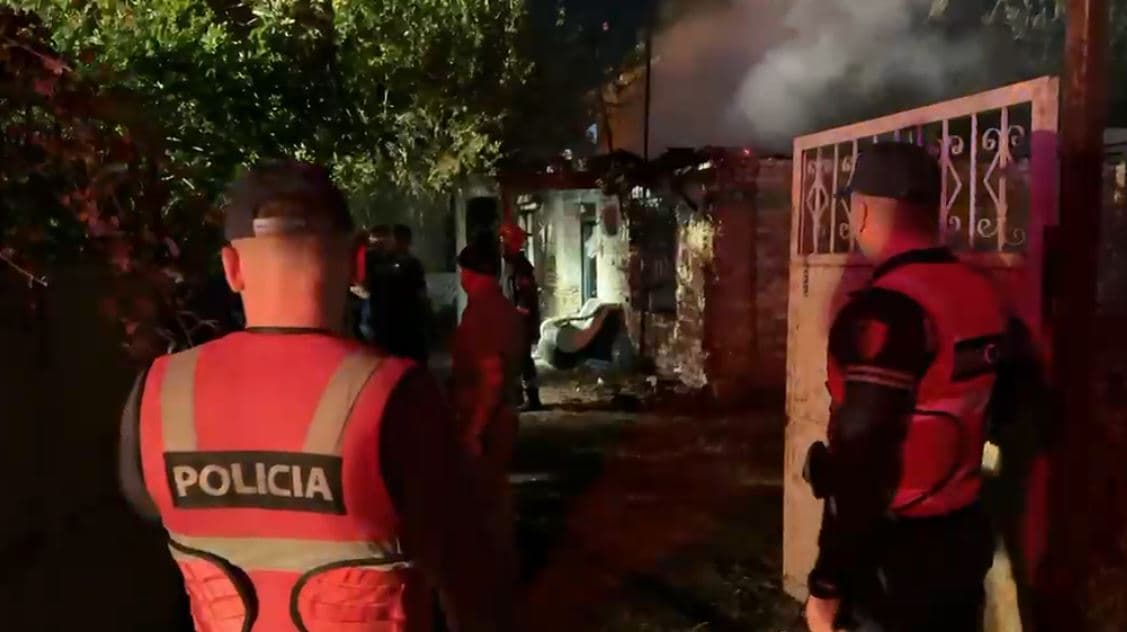 Flakët përfshijnë banesën në Fermë Çlirim, humb jetën 70-vjeçari i paralizuar