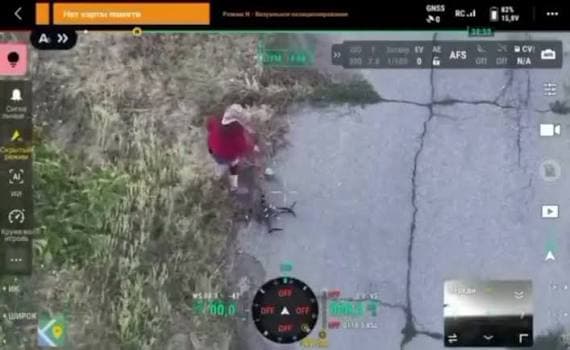 Gjyshja ukrainase neutralizon dronin rus, i afrohet dhe i shkëput baterinë (VIDEO)