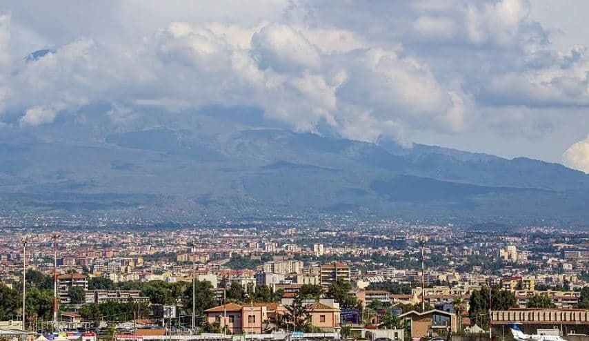 Etna “bllokon” sërish Siçilinë, pezullohen të gjithë fluturimet në aeroportin e Katanias