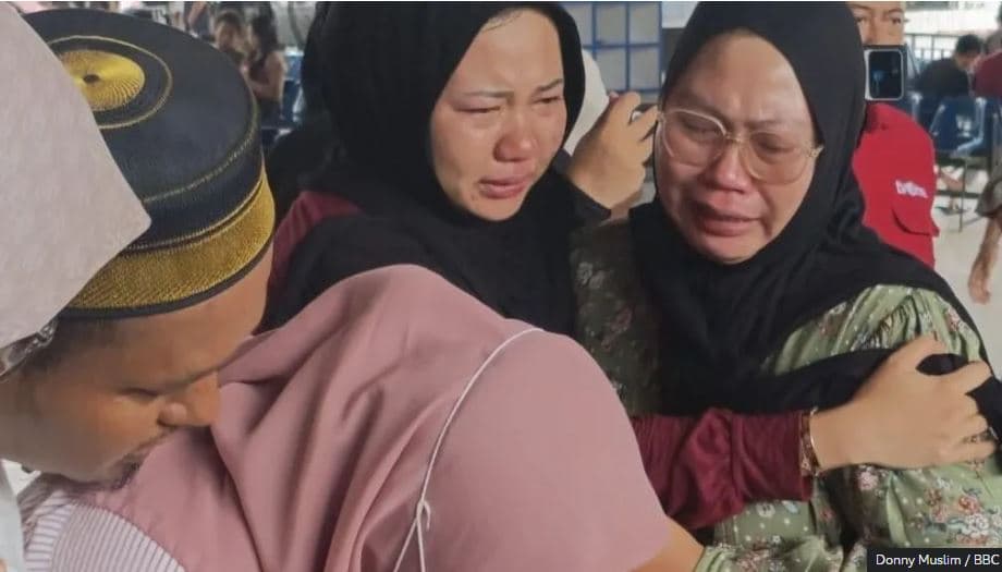 Gjashtë të vdekur dhe 130 të zhdukur pas fundosjes së tragetit në Indonezi