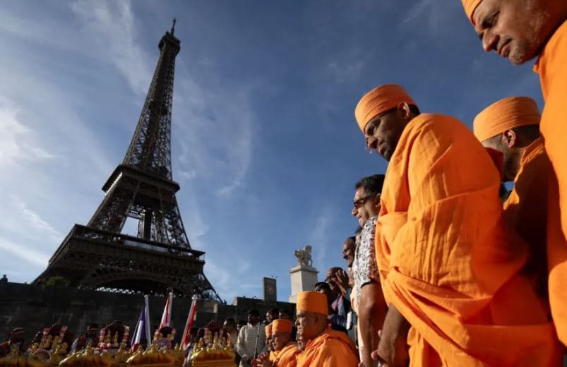 Skandali në Kullën Eiffel/ Jep dorëheqjen drejtori pas largimit të punonjëseve femra për një grup fetar hindu