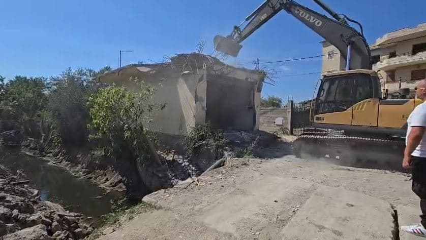 Prishen gjashtë objekte të ndërtuara mbi kanalin kullues në Vlorë