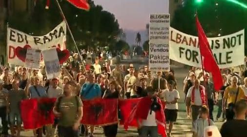 108 ditë revoltë/ Protestuesit rrethojnë Bllokun e Sigurisë: Lironi shqipet, nuk jeni vetëm