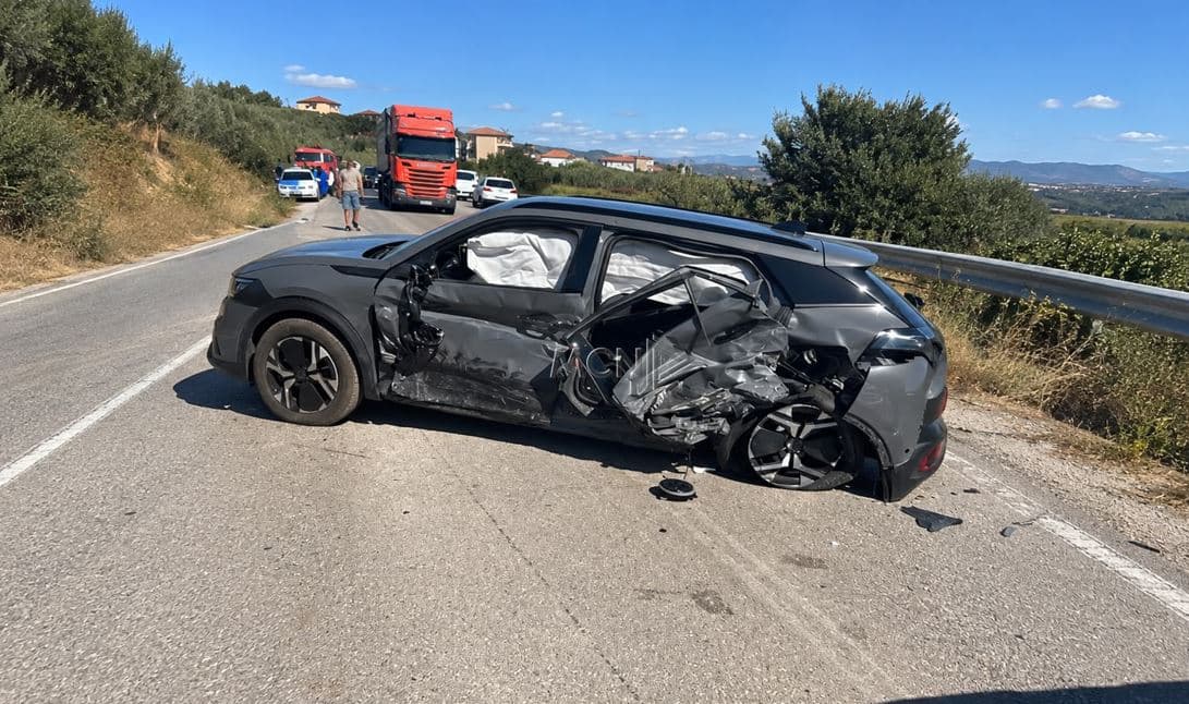   Aksident i dyfishtë në aksin Elbasan-Peqin, nuk ka të lënduar