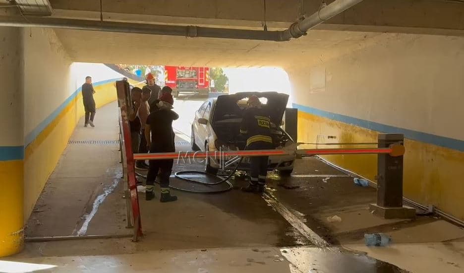     Makina përfshihet nga flakët në parkimin nëntokësor në Fier