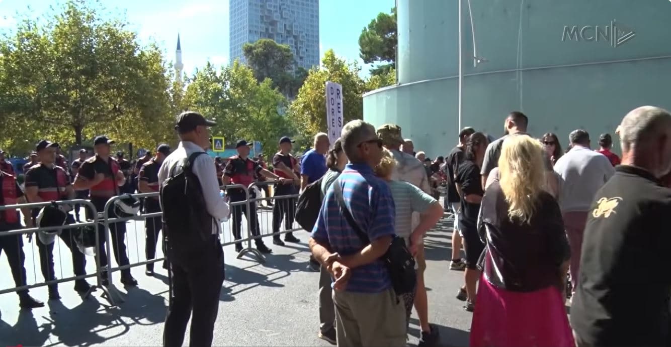 Revolta “shpërngulet” para Parlamentit.“Shpëtojnë” deputetët, protestuesit bllokojnë rrugën me kosha