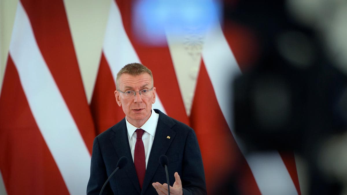 Presidenti i Letonisë njofton gatishmërinë për të vendosur armë bërthamore në vend