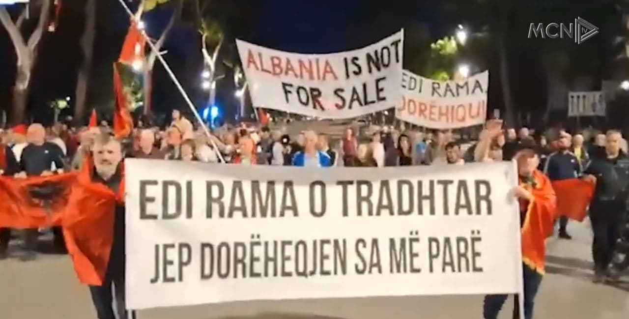 “Shteti ka rënë”/ Protesta e 119-të, policia bllokon marshimin e qytetarëve (VIDEO)