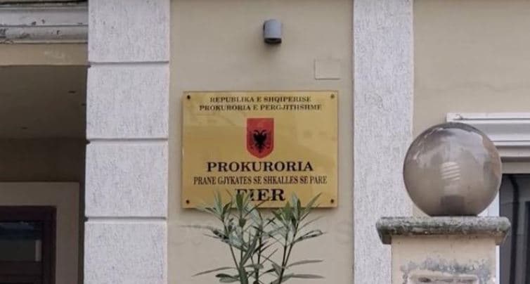 Fier/ Falsifikuan dokumentet për 6 prona, arrestohet ish-drejtori i ASHK dhe përfituesi, 715 mijë euro të sekuestruara