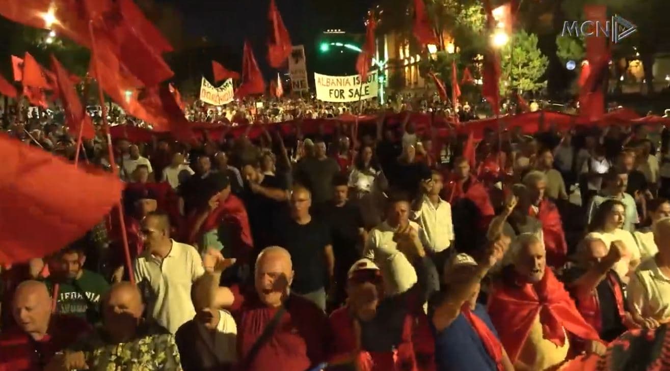 ‘Rrethohet’ kryeministria/ Dita 105, bashkohet dhe diaspora: Arrestoni Ramën, nuk largohemi (VIDEO)