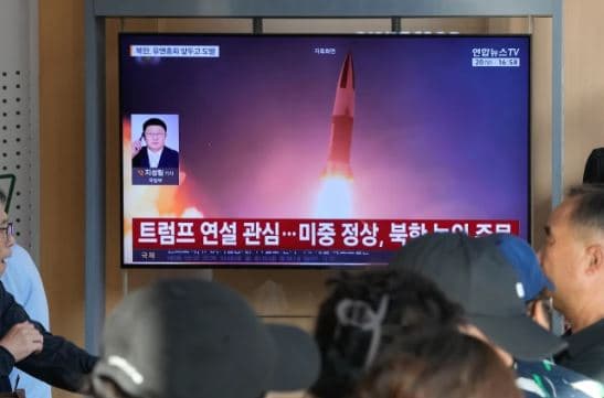Kim Jong-un mbikëqyri lëshimin e një rakete duke përdorur inteligjencën artificiale