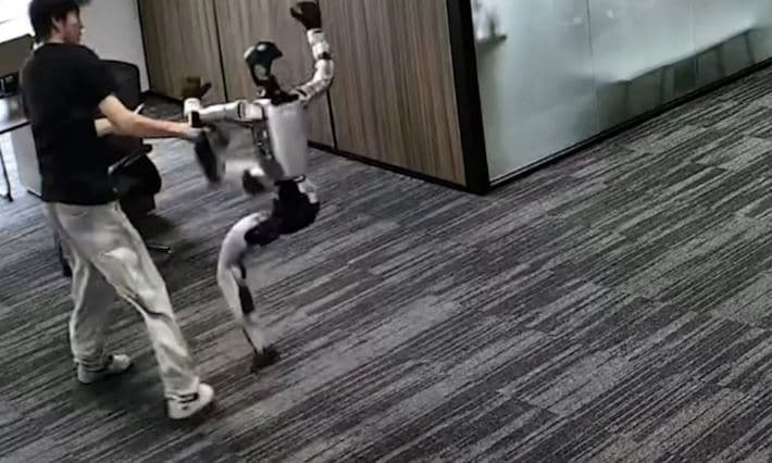Kinë, roboti sulmon inxhinierin e tij gjatë një prove (VIDEO)