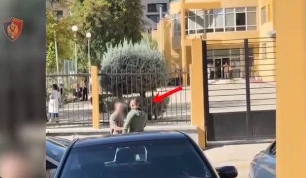 Akuzohet se shisnin drogë pranë shkollave, Gjykata e Tiranës lë në burg 31 të dyshuarit