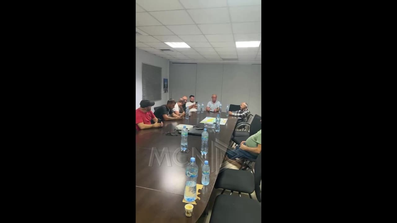  Protesta për qiratë e tokave/ 20 banorët e Patos-Marinzës ngujohen në zyrat e ‘Bankers Petroleum’