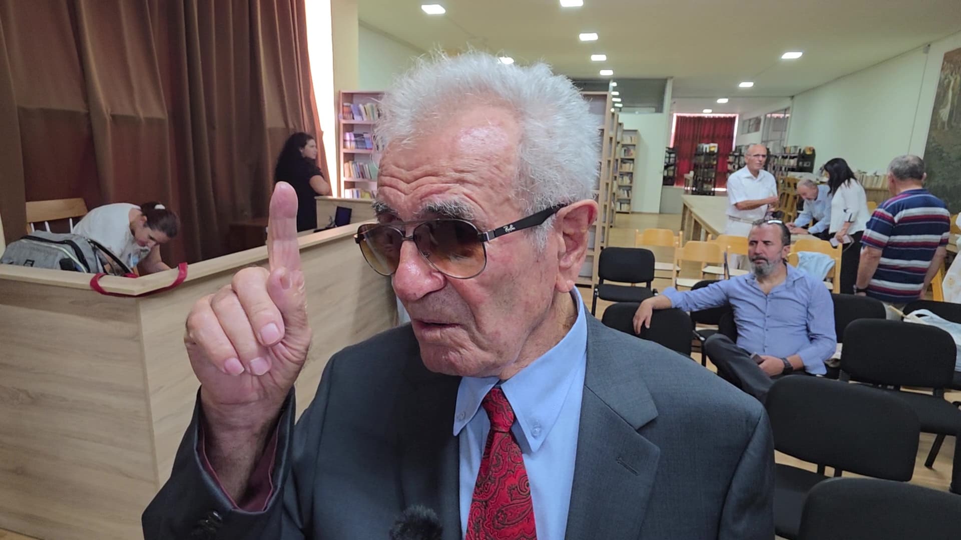                   Poeti 93-vjeçar Neki Ngucaj promovon kolanën me 18 vëllime poetike