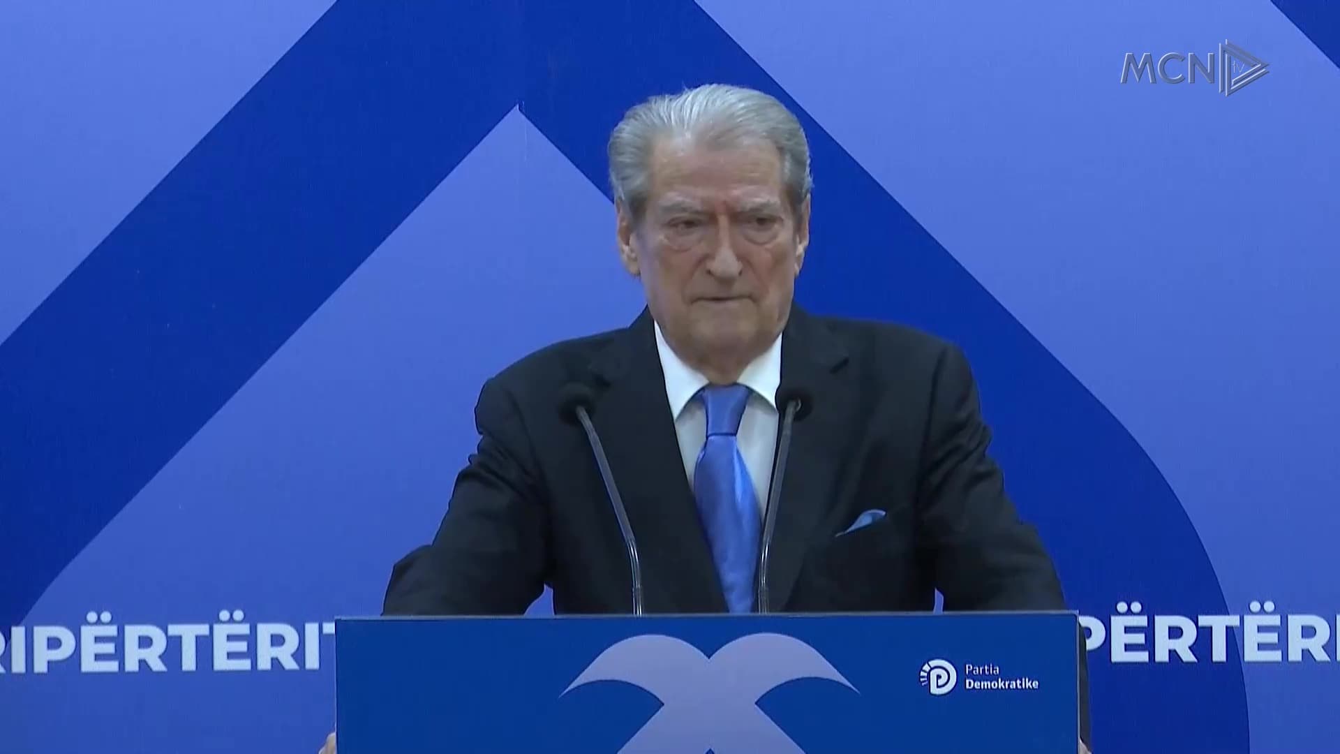 “Lëshoni arrest ndërkombëtar!” / Berisha: Hyseni bashkëpunëtore e Agasit, i shitën të dhënat armiqëve të NATO-s