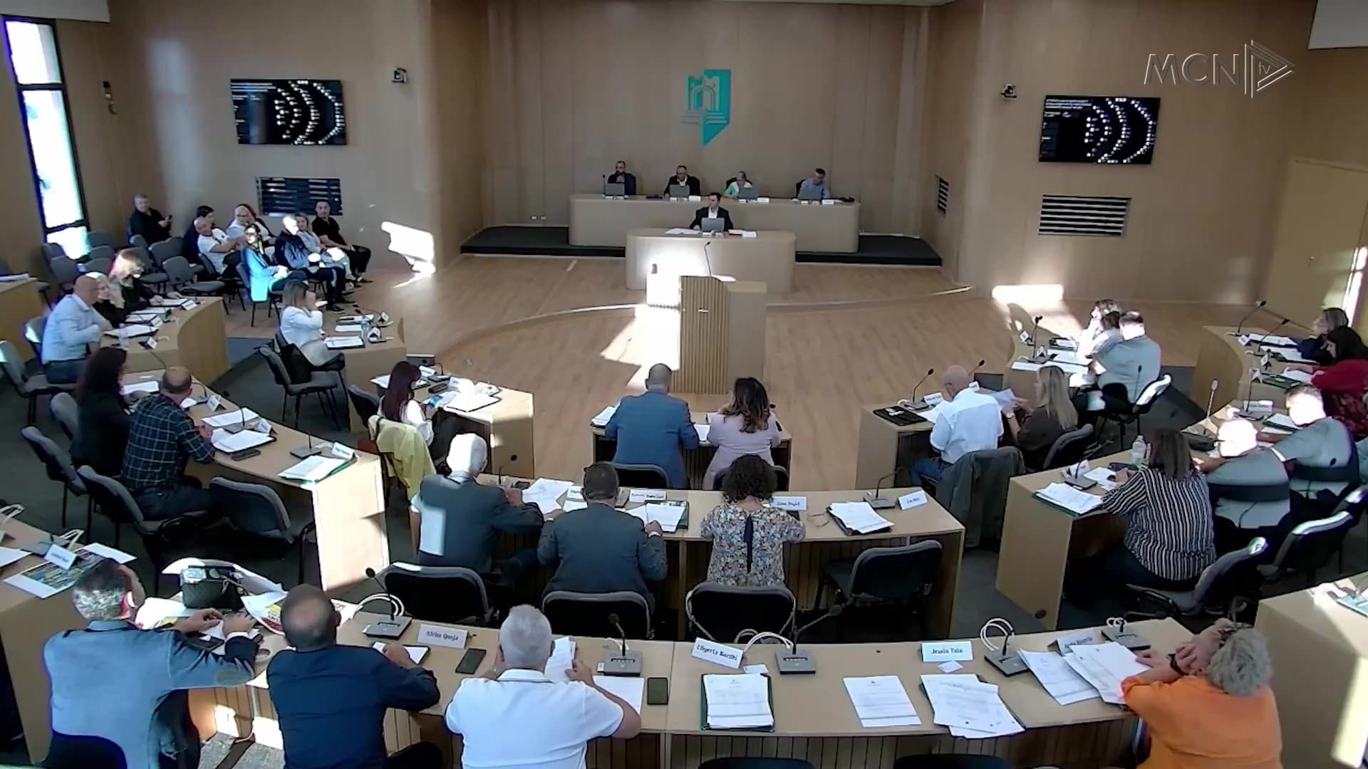 Elbasani, pro bashkimit me Cërrikun e Belshin / Debate e përplasje në mbledhjen e këshillit bashkiak