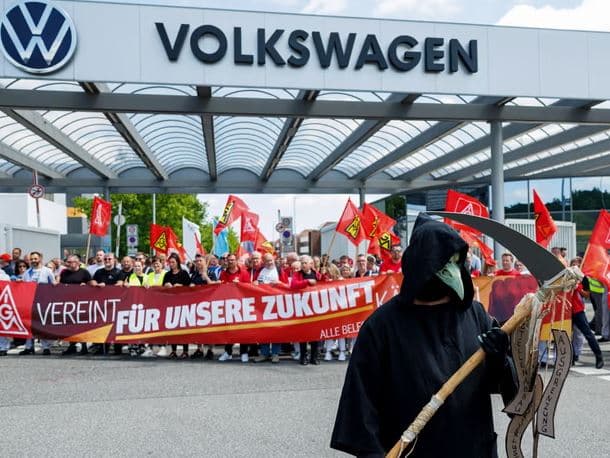 Volkswagen shkurton 100,000 vende pune dhe përgjysmon modelet e makinave