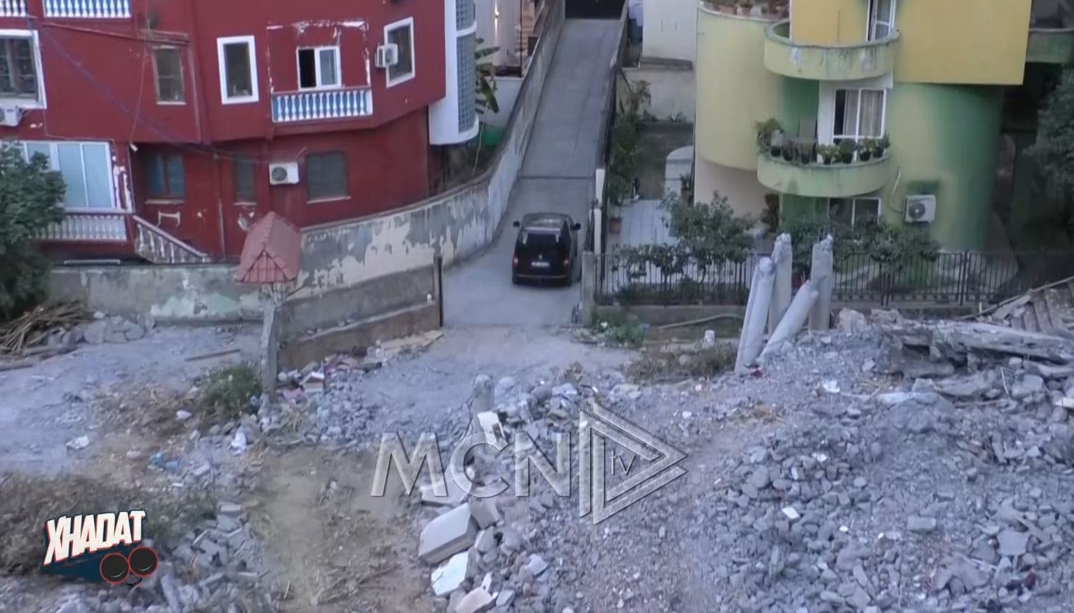 Kulla 24 katëshe te “Komuna e Parisit”, kthehet në mollë sherri për banorët dhe firmën ndërtuese tek kompleksi “Kika” (VIDEO)