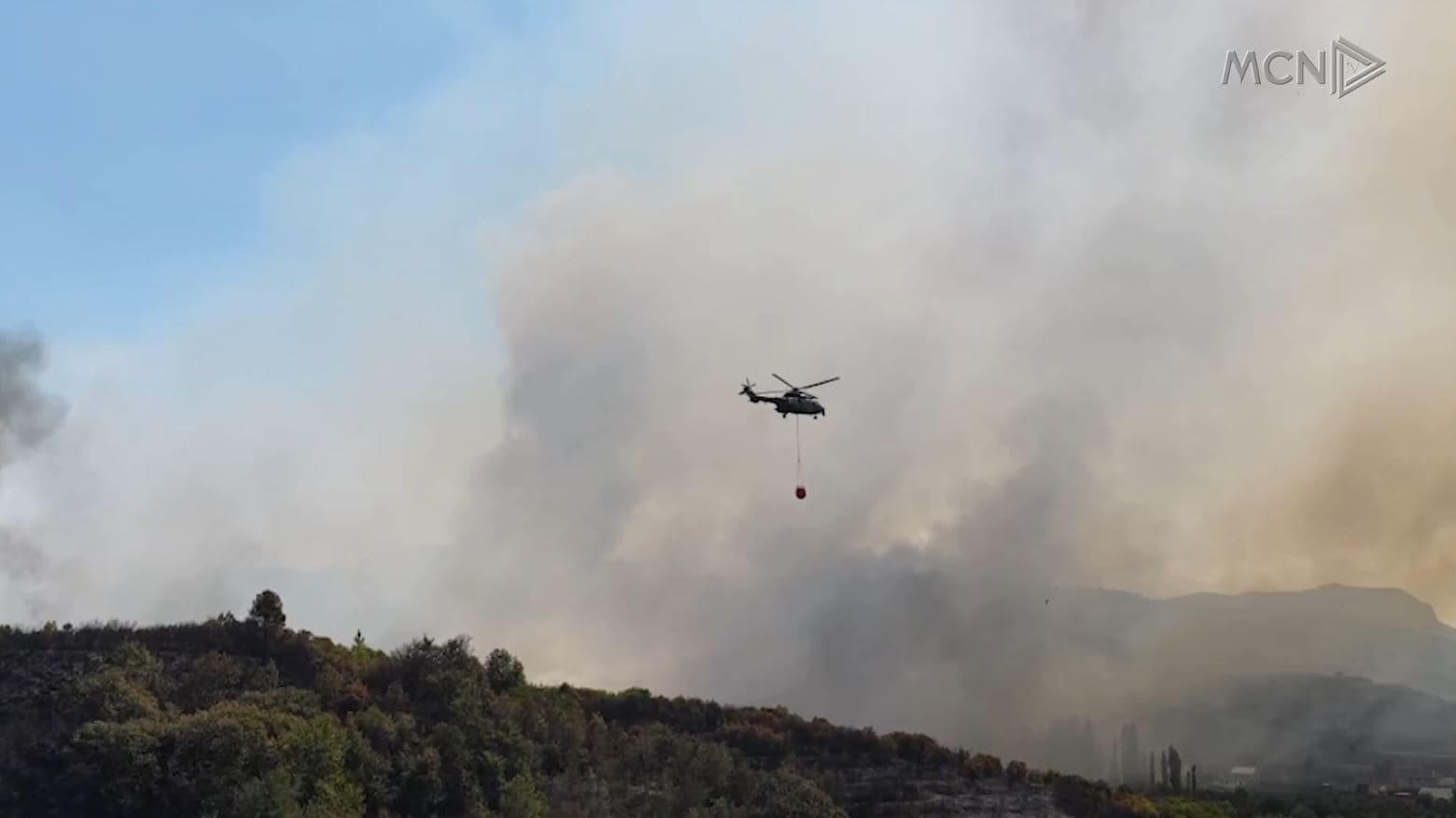 Zjarret, probleme në tre qarqe/ Fier, Shkodër dhe Elbasan, disa vatra aktive (VIDEO)