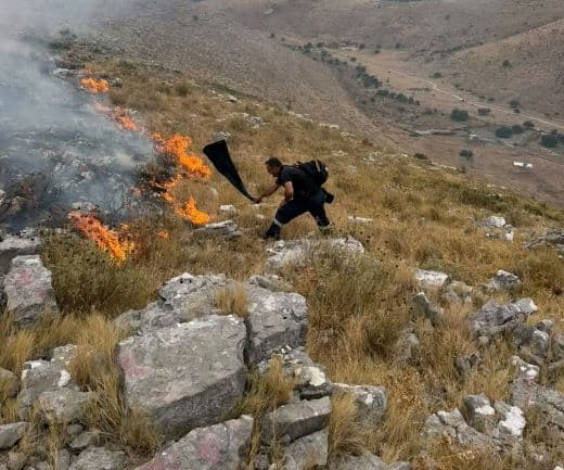 Rrufetë shkaktojnë zjarr masiv në Dropull, flakët vihen nën kontroll