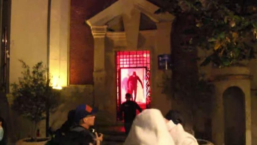 Protesta e studentëve, persona të maskuar futen në Bashkinë Tiranë
