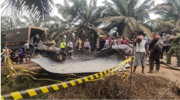 Mbetjet e raketave hapësinore bien pranë shtëpive në Indonezi