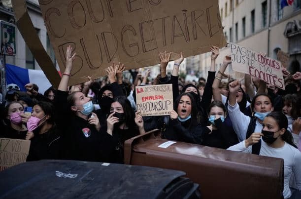 Përshkallëzohen protestat në Francë, 65 persona të plagosur, mbi 2 mijë të ndaluar