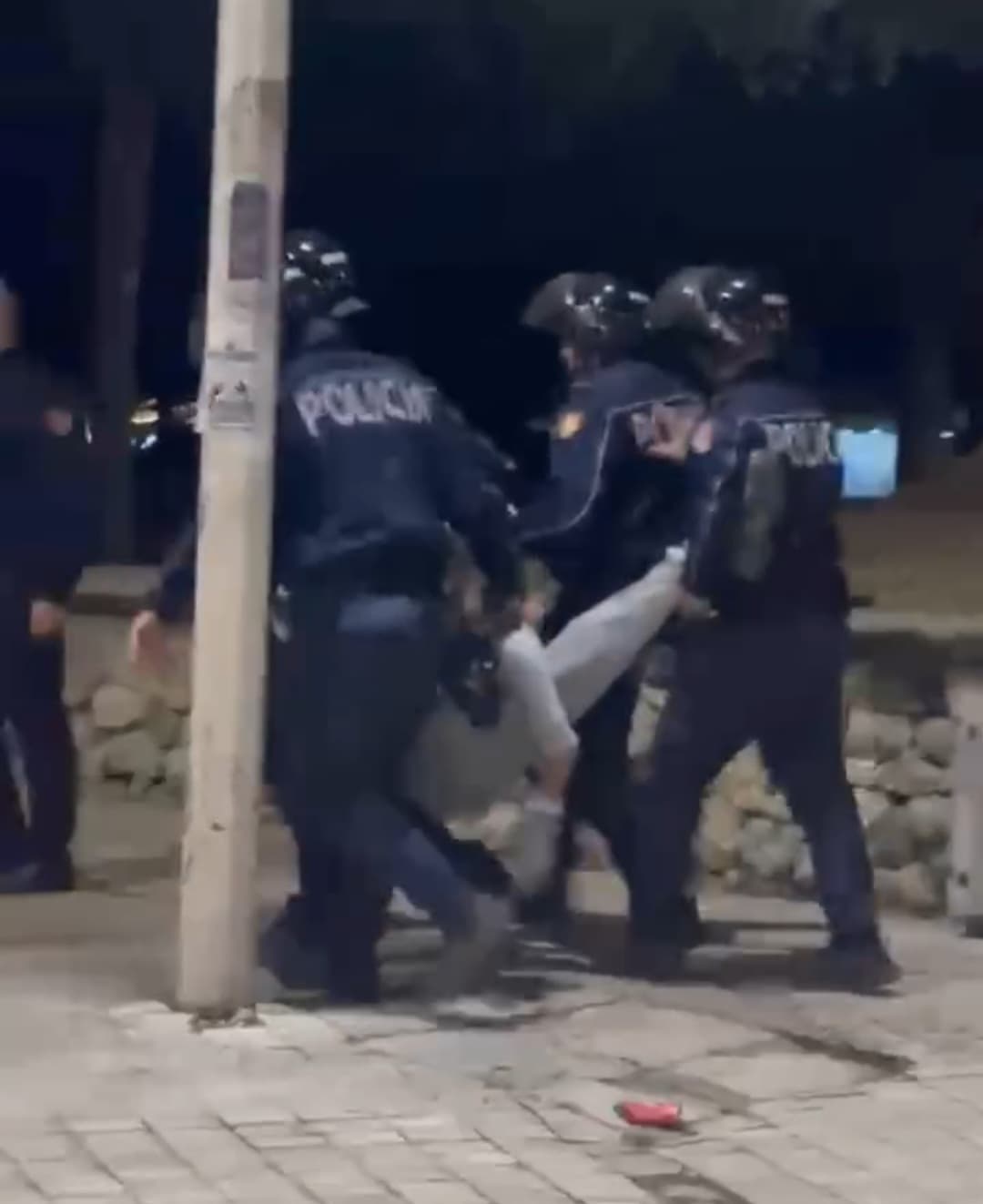 Protestuesi me këmbën e dëmtuar/ Policia e Shtetit: Puzullohet shefi i komisariatit nr.1 dhe 4 efektivë 