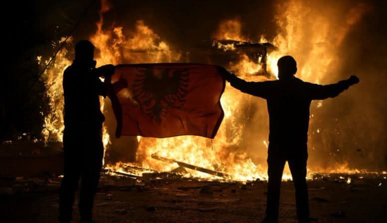Të rinjtë në ditën e tretë të revoltës, Tirana si “zonë lufte”/ Shkatërrime, tym e zjarr (VIDEO)