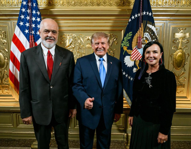     Rama poston foto krah Donald Trump, ironizon opozitën: Dro del që s’është IA dhe dalin prapë si kokrrat e kandarit