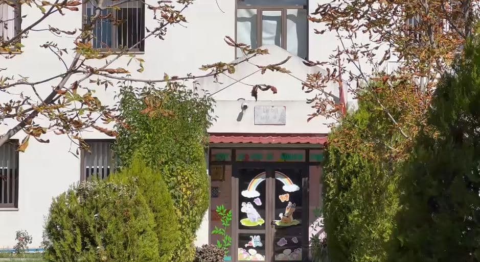 Dyshohet se u helmuan nga ushqimi në kopsht, 6 fëmijë në Korçë përfundojnë në spital, policia nis hetimet