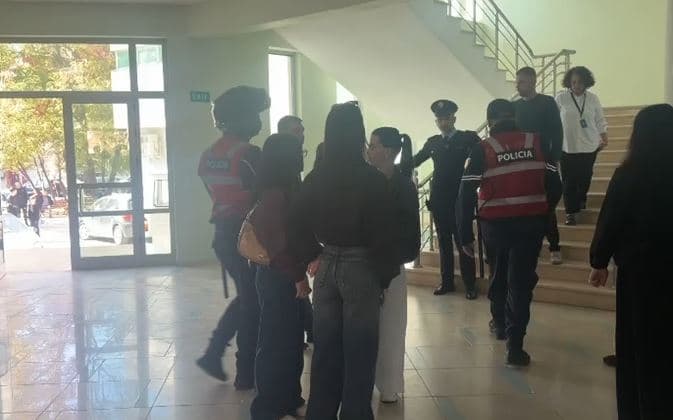 Efektivët e policisë u futën në Universitetin e Vlorës, reagon policia: Morëm njoftim nga administratori për bllokim të mësimit