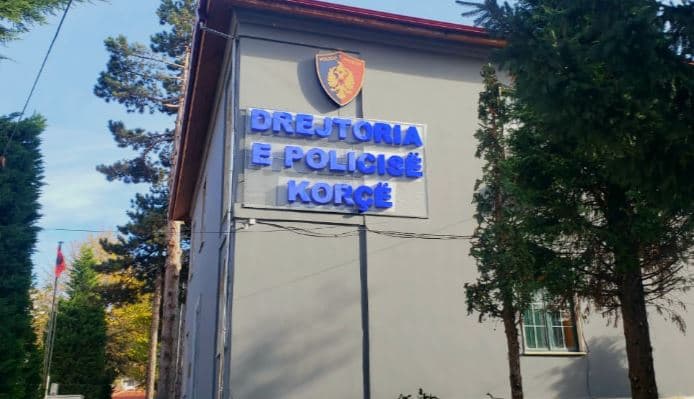 Kërcënoi babain e gazetares pas konfliktit me deputetin në Korçë, procedohet 30-vjeçari në Maliq