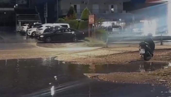Moti i keq në Gjirokastër/ Reshjet e dendura përmbytin rrugët, vështirësi për drejtuesit e mjeteve