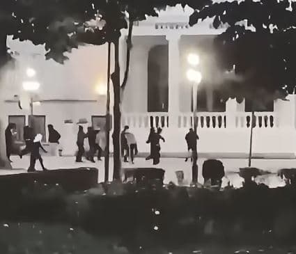 Sulm me gurë dhe molotov ndaj Bashkisë Shkodër, të rinjtë me maska godasin institucionin