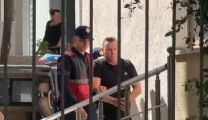 Dyshohet se ngacmonte vajza të mitura pranë një shkollë në Fier, lihet në "arrest shtëpie" këngëtari Erind Xhaferaj