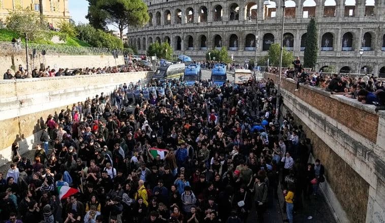 Protestat në Itali/ Protestuesit përplasen me policinë në Romë e Torino