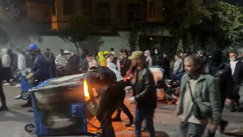 Tiranë, rinisin tensionet mes protestuesve dhe policisë (VIDEO)