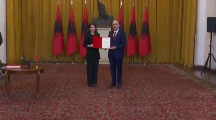 Adea Pirdeni merr zyrtarisht detyrën si ministre e Administratës Publike