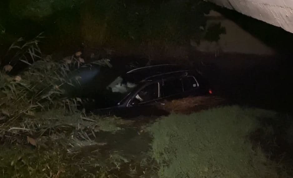 Aksident i rëndë në aksin Fier-Lushnje, makina fluturon mbi barriera