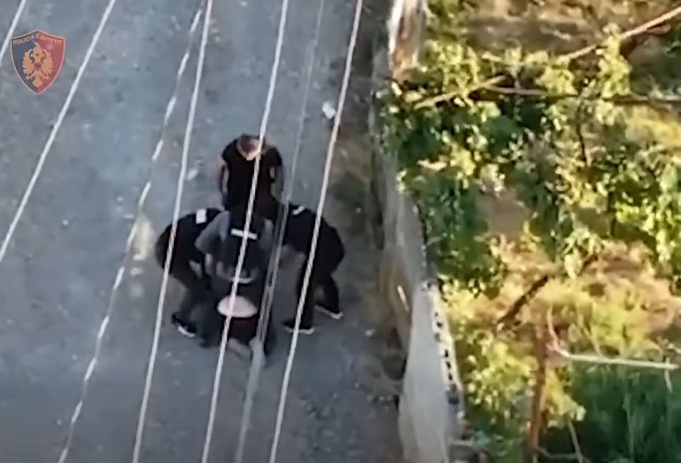 Kurbin/ Tentoi t’i shpëtonte arrestimit dhe përplasi makinën e policisë, në pranga 27-vjeçari me armë në makinë