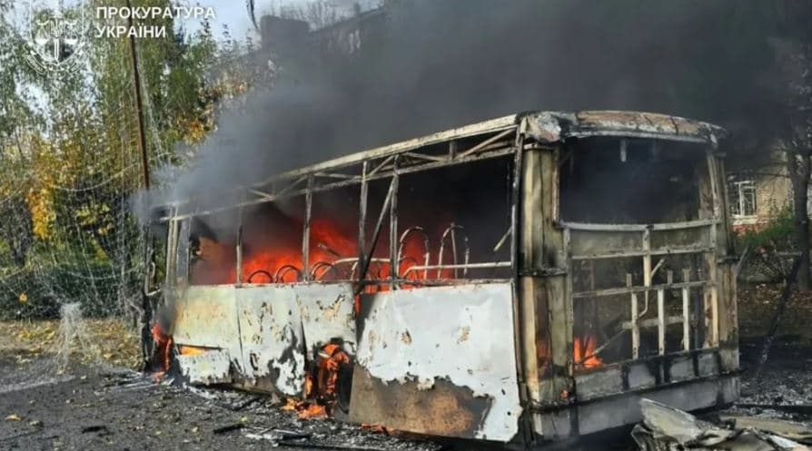 Rusia bombardon dy autobusë me civilë në Kramatorsk, të paktën 33 të vrarë