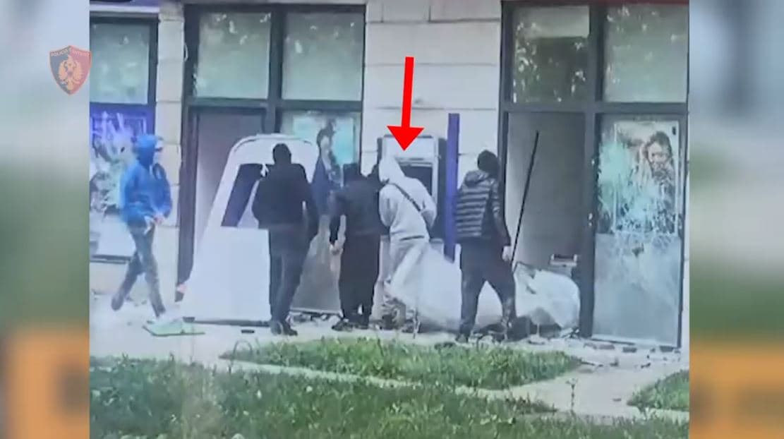 Tentoi të vidhte një bankomat gjatë protestës, ndalohet 15-vjeçari