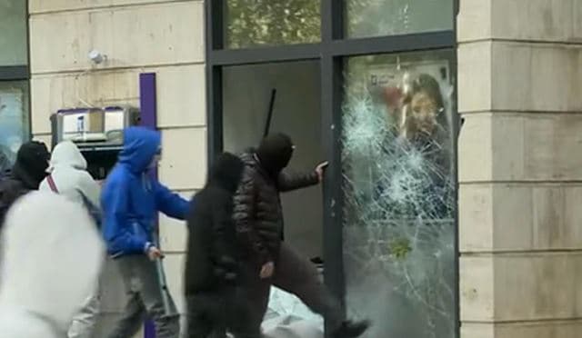 Protestat dëmtojnë degët bankare/ Banka e Shqipërisë: Depozitat 100% të sigurta, shërbimet po vijojnë normalisht