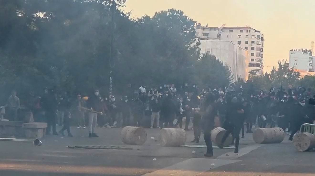 Qëlluan me gurë e mjete piroteknike drejt policisë, 68 të arrestuar për protestën e së dielës