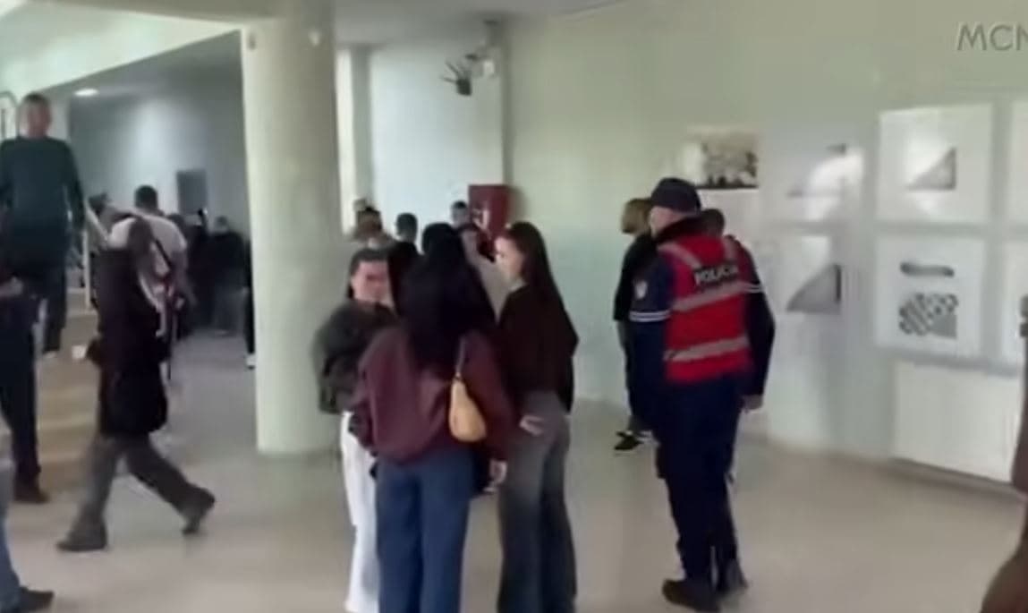 Policia hyn në universitet/ Vlorë, studentët protestues nxirren jashtë me forcë  