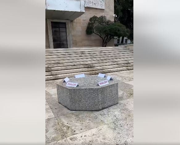   13 ditë protesta/ Rama fton sërish studentët në dialog me tryezën prej guri para kryeministrisë