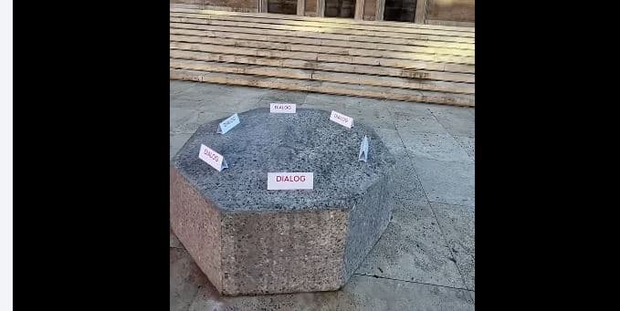 Protestat/ Rama sërish thirrje për dialog me sofrën e gurtë para zyrës së tij në Bulevard